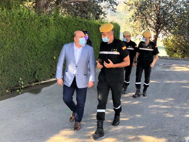 El alcalde de Cieza visita las instalaciones temporales que la UME ha montado en el Polideportivo Municipal Mariano Rojas