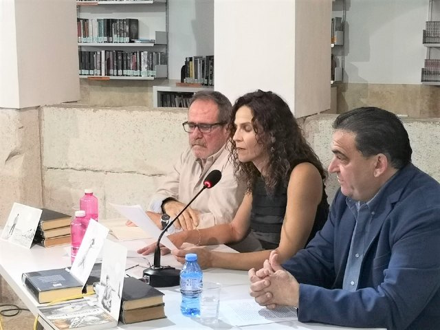 Gran afluencia de público en la presentación del libro de María Parra