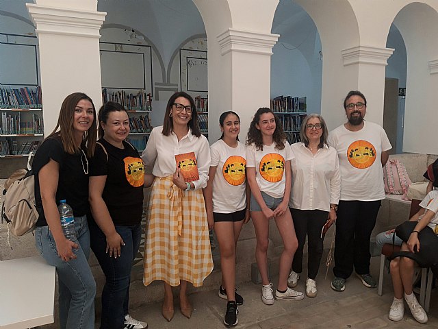 La biblioteca municipal recibe la donación del libro 'Monstruos al uso' realizado por alumnos del Colegio El Ope de Archena