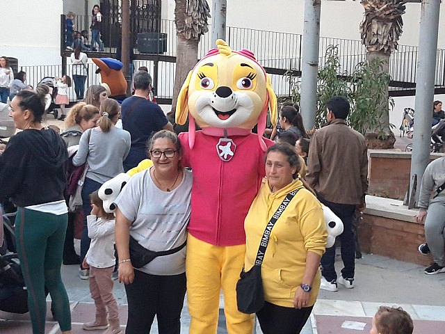 La alegría se desborda en la Plaza de España con Chase y Skye