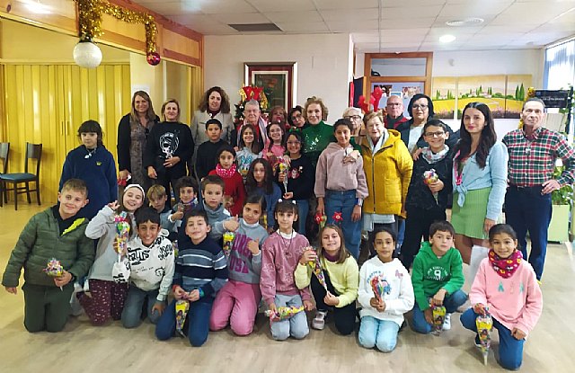 Encuentro intergeneracional de villancicos en el Centro Municipal de Personas Mayores Las Morericas