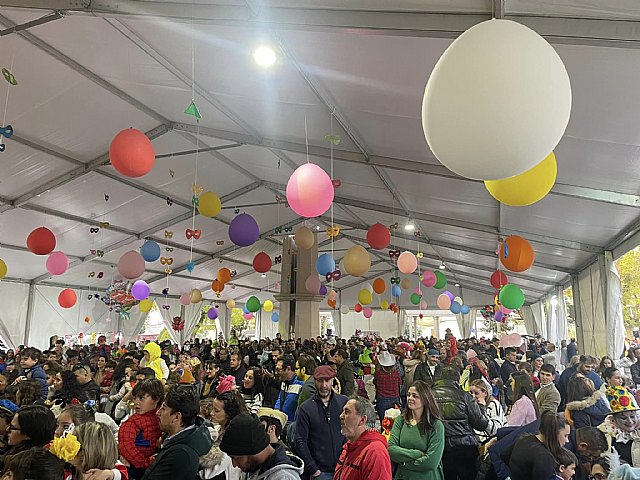 La carpa de la plaza de España salva el martes de reventón