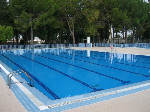 Sanidad valora de manera positiva el estado de las piscinas del polideportivo municipal