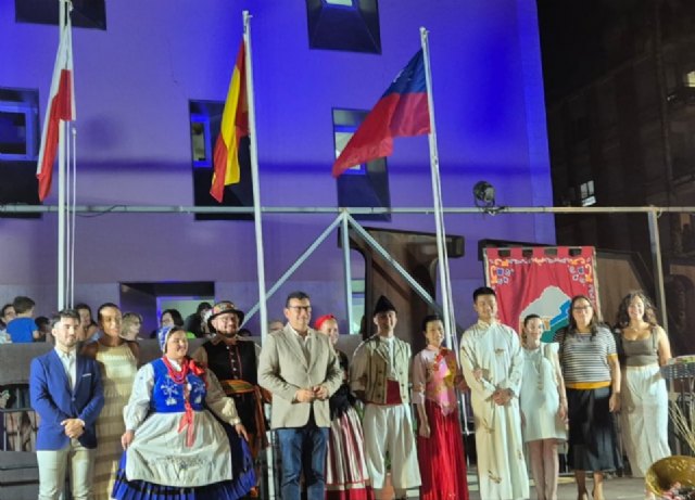 La recepción oficial presidida por el alcalde Tomás Rubio y el homenaje a las naciones centran los actos protocolarios del festival de folclore