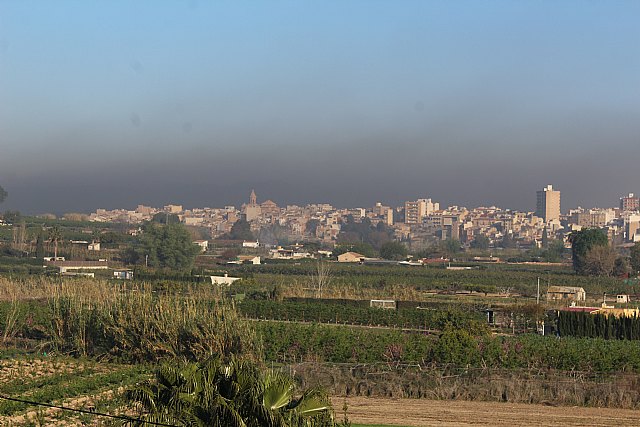 Reaparece la contaminación por quemas antiheladas en la Vega Alta