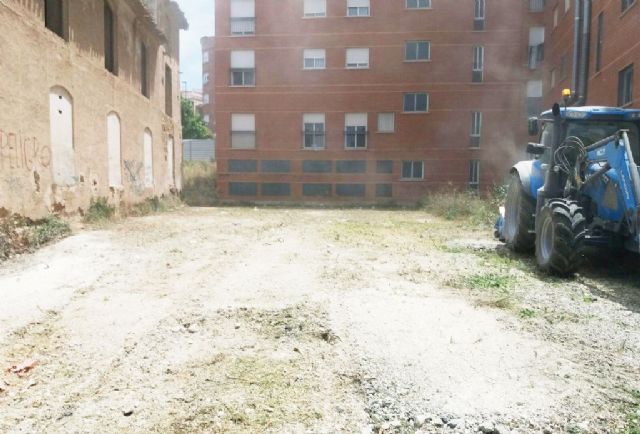 La Concejalía de Servicios lleva a cabo una actuación coordinada de limpieza en los solares municipales