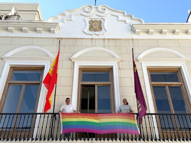 La bandera LGTBIQ+ ondea en el balcón del ayuntamiento con motivo del Día del Orgullo