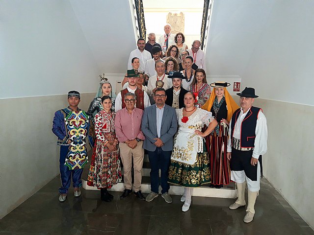 Recepción institucional a los grupos participantes en el 35 Festival Internacional de Folclore en el Segura