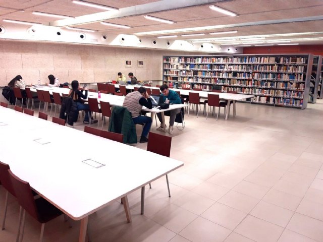 La biblioteca municipal acomete la remodelación de la sala de lectura