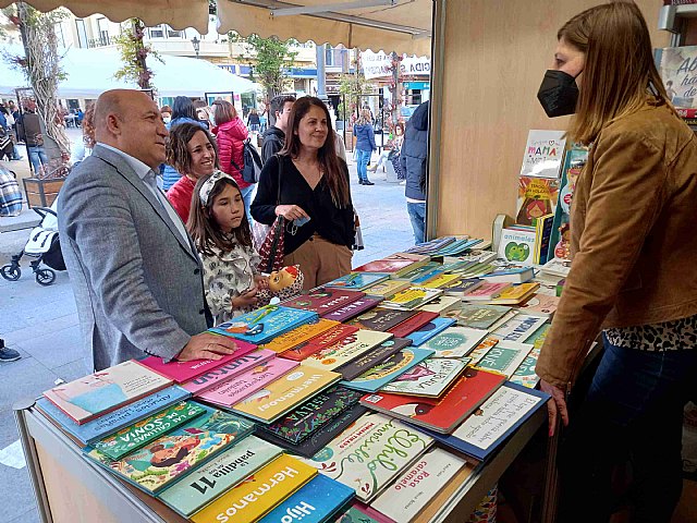 El arranque de la Feria del Libro Infantil y Juvenil acoge el 'I Encuentro de escritores y lectores'