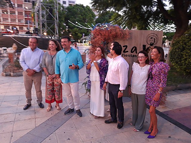 El encendido del alumbrado da la bienvenida a la Feria y Fiestas de Cieza