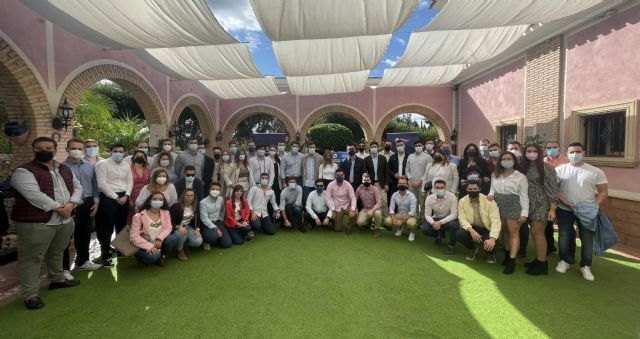 Fotografía del nuevo presidente de NNGG Región de Murcia, Antonio Landáburu y equipo