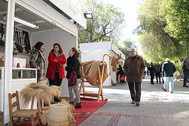 Recorrido con diecisiete paradas por una muestra de oficios artesanos