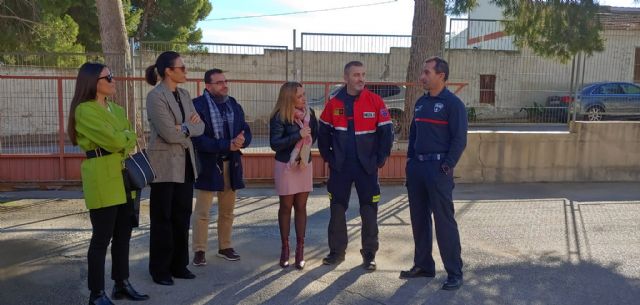 La gerente del CEIS, Verónica López, visita el Parque de Bomberos de Cieza