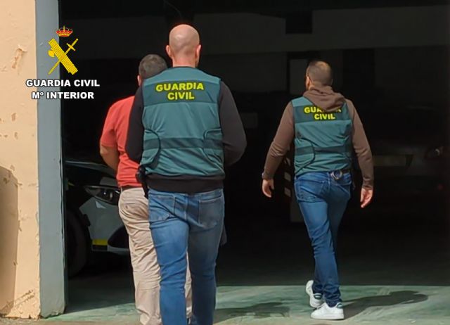 La Guardia Civil detiene al encargado de un comercio de Cieza por estafar 10.000 euros con el uso fraudulento de tarjetas bancarias de terceros