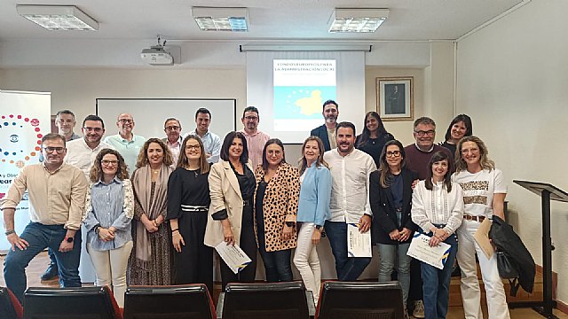 El alcalde y concejales del equipo de gobierno han participado en una jornada informativa sobre fondos europeos para entidades locales