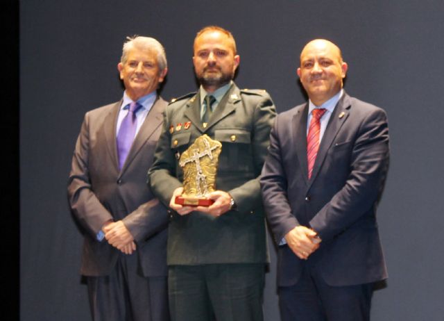 La Guardia Civil recibe el premio por la colaboración en la organización de eventos deportivos a lo largo de 2015