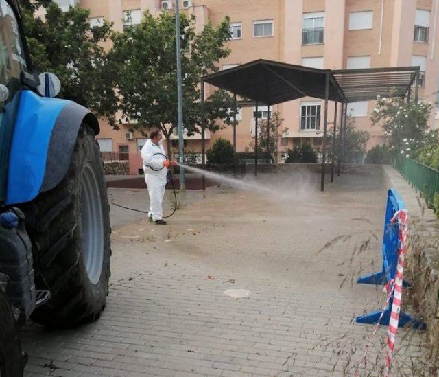 Se intensifica la desinfección de espacios urbanos en jardines y parques ante la salida de los menores