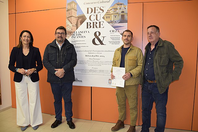 El ciezano Daniel Velasco Martínez recoge su premio del concurso cultural 'Descubre'