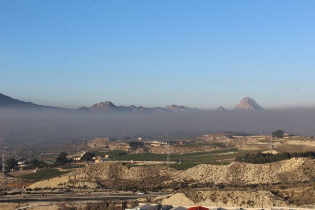 Cieza vuelve a amanecer bajo un densa nube de humo contaminante