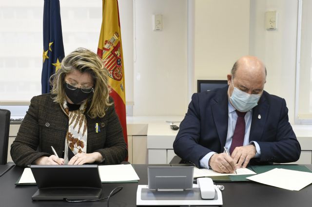 Adif y el Ayuntamiento de Cieza firman un convenio para mejorar la permeabilidad de la infraestructura ferroviaria