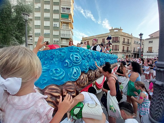 Las carrozas llenaron de color y música las calles de Cieza este domingo