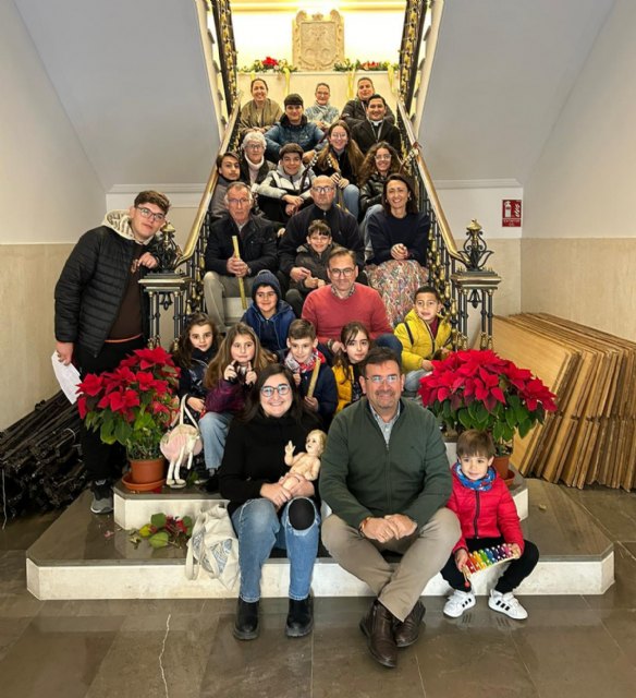 El Ayuntamiento recibe a niños y jóvenes de la parroquia de la Asunción que portan el Niño Jesús y cantan villancicos