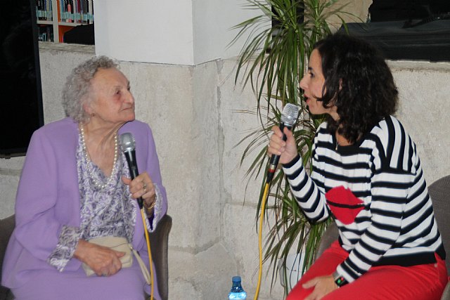 La Biblioteca Municipal Padre Salmerón homenajea a una lectora de 94 años