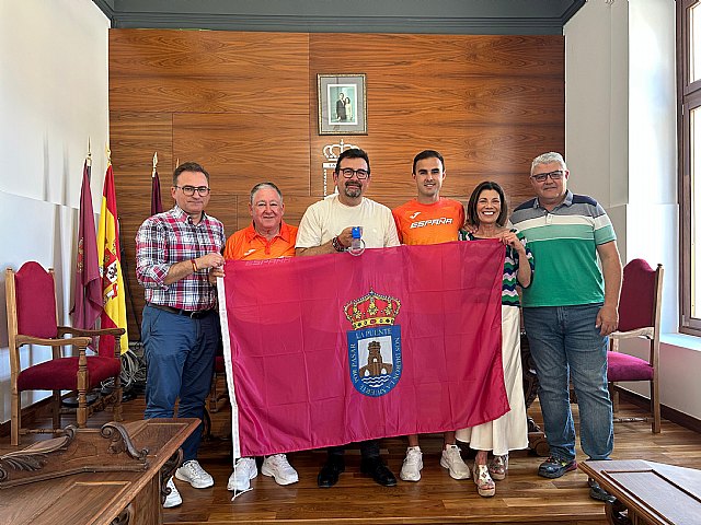 El alcalde recibe al marchador Manuel Bermúdez