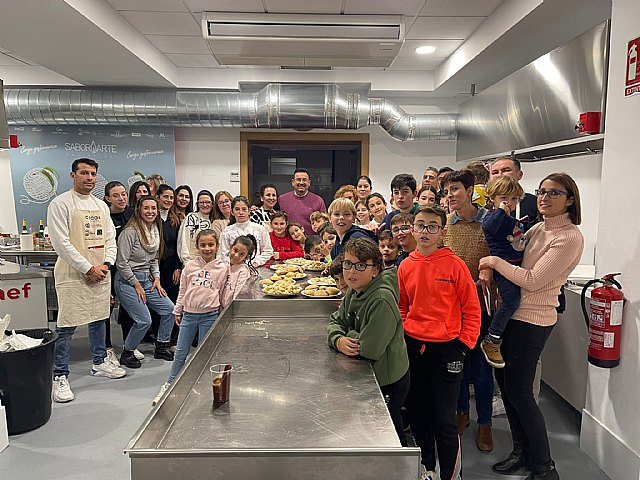 Más de treinta niños se meten entre fogones en el taller de dulces navideños