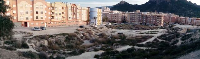 El Ayuntamiento de Cieza limpia la zona de las balsas tras los últimos botellones de Semana Santa