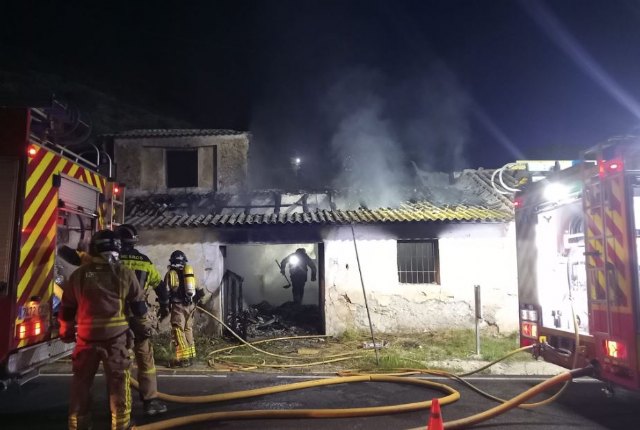 Bomberos apagan el incendio en una vivienda de Cieza