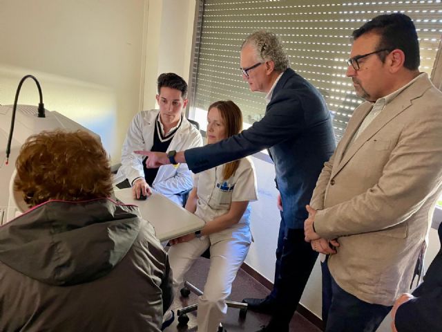 El hospital de Cieza despliega el cribado de retinopatía para prevenir lesiones que pueden producir ceguera a personas diabéticas