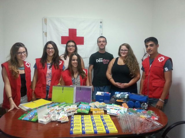 Jóvenes de IU colabora con la campaña de recogida de material escolar de Cruz Roja Juventud