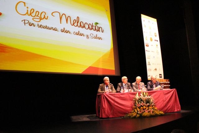 El presidente Garre destaca las cualidades del melocotón ciezano en el primer congreso nacional sobre esta fruta