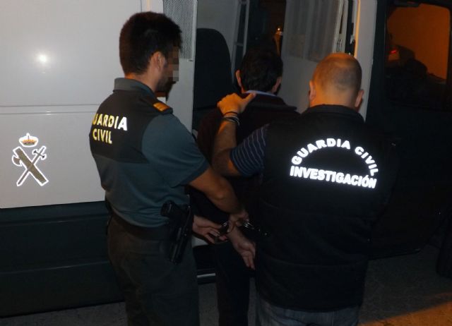 La Guardia Civil esclarece dos atracos en comercios de Cieza