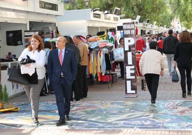 El alcalde anima a los ciezanos a visitar la VII Feria Outlet