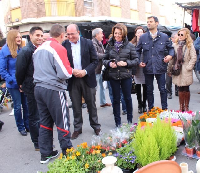 Pedro Antonio Sánchez visita el mercado semanal de Cieza