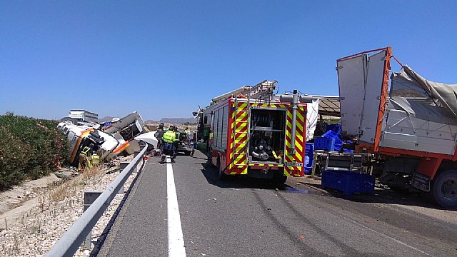 Accidente de tráfico con 3 camiones implicados en Cieza