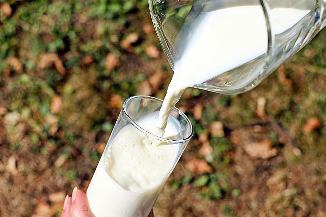 NNGG Cieza, en colaboración con NNGG Región de Murcia, organiza una campaña de recogida de leche para las personas más desfavorecidas