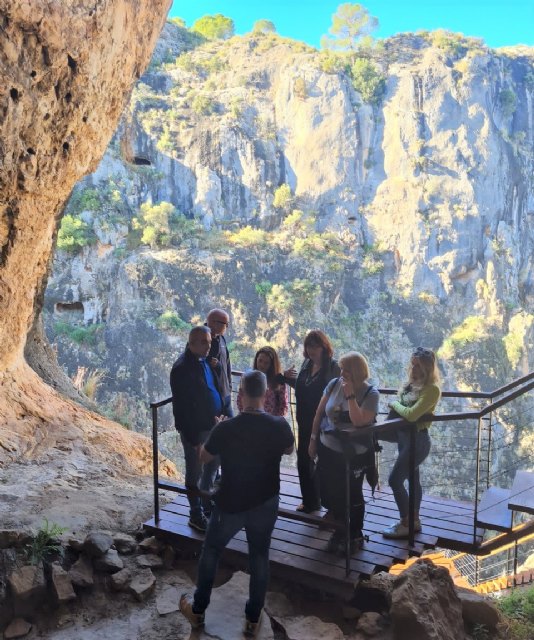 Cinco prestigiosos tour-operadores visitan el cañón de Almadenes