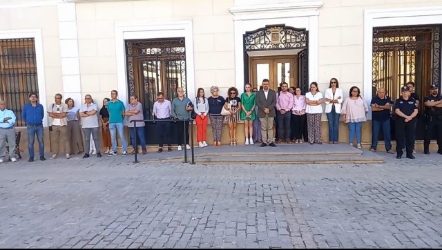 Banderas a media asta en los edificios municipales y minuto de silencio por la tragedia de Murcia