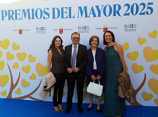 El Ayuntamiento de Cieza arropa a Francisca Moya del Baño en la entrega del Premio 'Mayor del Año' El Ayuntamiento de Cieza arropa a Francisca Moya del Baño en la entrega del Premio 'Mayor del Año'