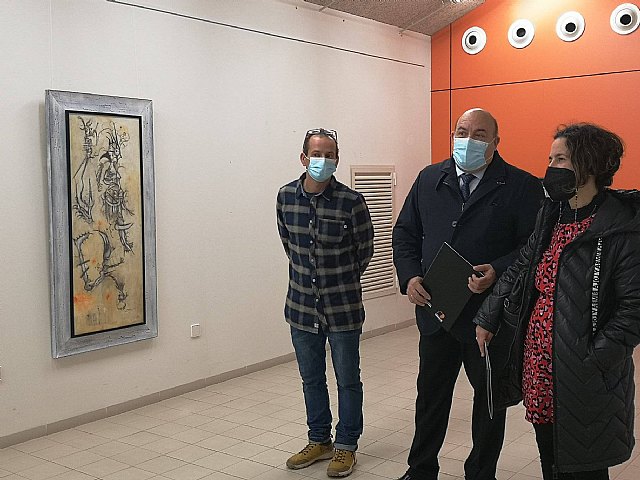 El artista Francisco Martínez Serrano expone 'Oníricos' en la biblioteca municipal