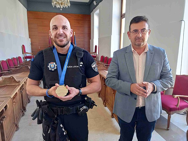 El policía Enrique Ros, medalla de oro en el campeonato europeo de CrossFit