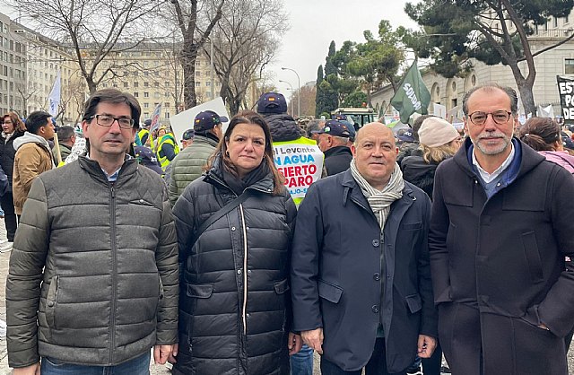 El alcalde de Cieza acude a la concentración convocada por los regantes en Madrid