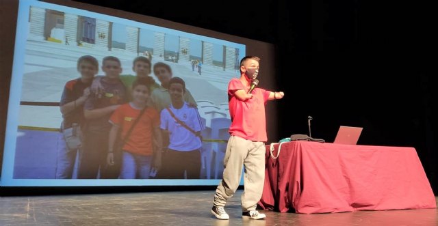 La charla taller 'Nunca dejes de sonreír' captó la atención de los escolares ciezanos