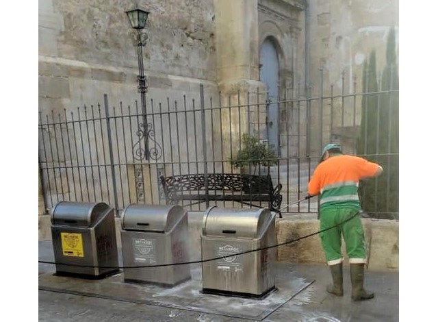 El Ayuntamiento intensifica la limpieza y desinfección de contenedores