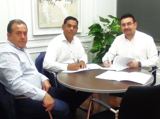 El Ayuntamiento firma el convenio de colaboración con la IGP Melocotón de Cieza