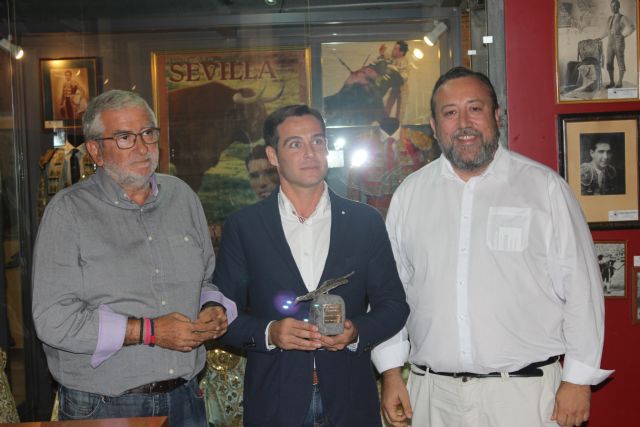 El ciezano Antonio Cama recibe el “premio al mejor par de banderillas 2015”